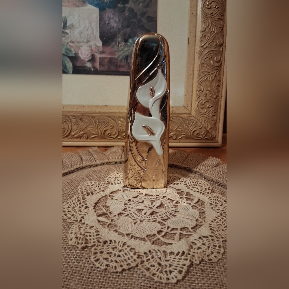 Elegant Gold and White Calla Lily Vase